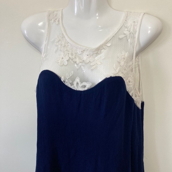 🌸 3/$20 Paper Crane blue and white lace top - Picture 6 of 14